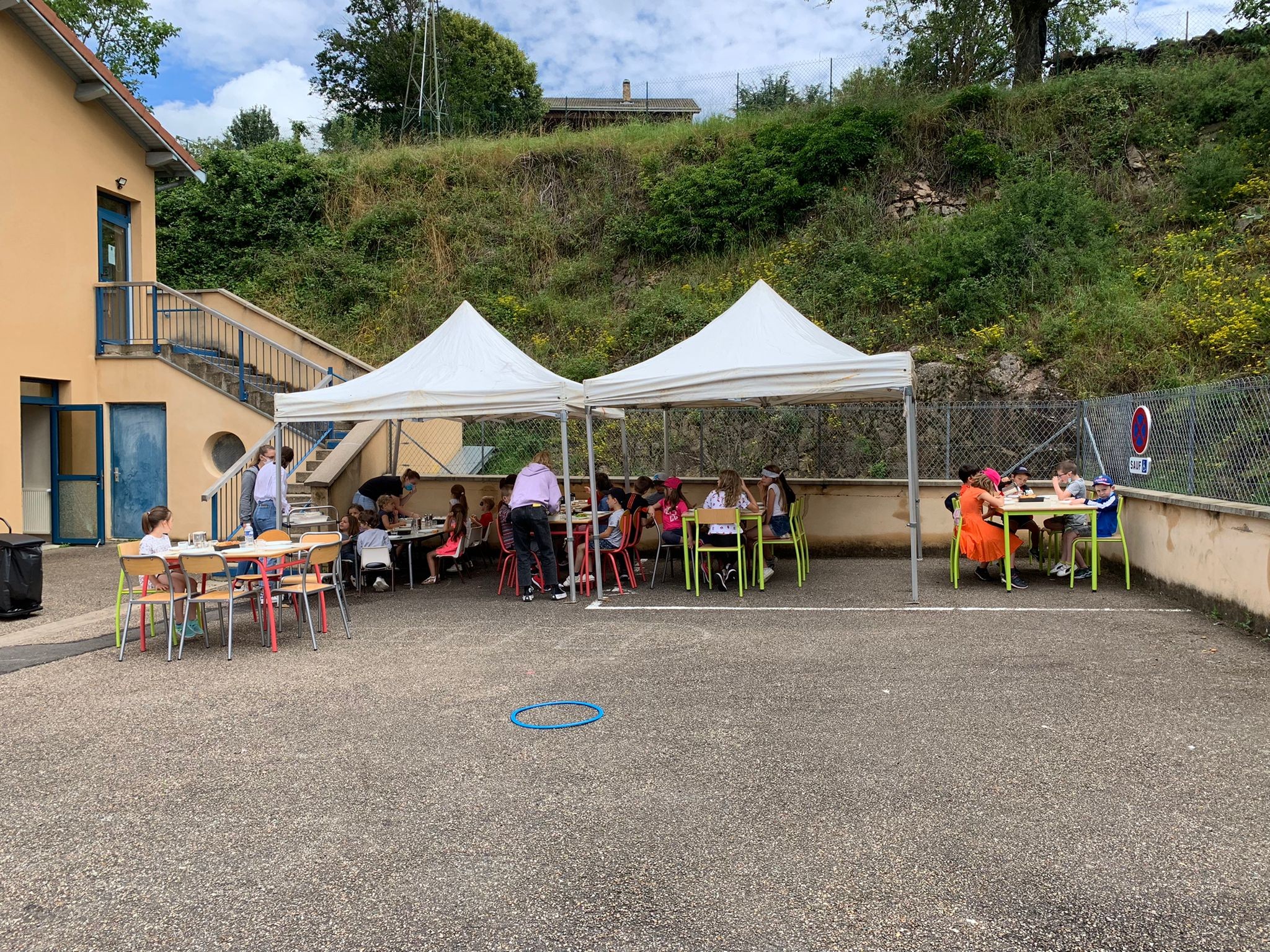 Premier repas en extérieur pour les enfants du centre de loisirs les gônes du soanan