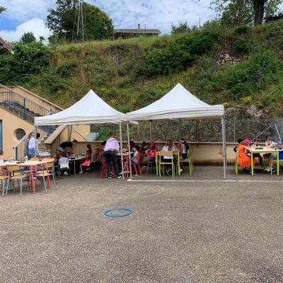 Premier repas en extérieur pour les enfants du centre de loisirs les gônes du soanan